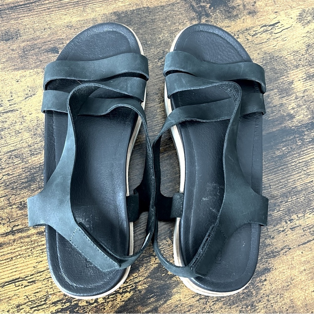 Merrell women’s Juno black leather back strap sandals, size 9.